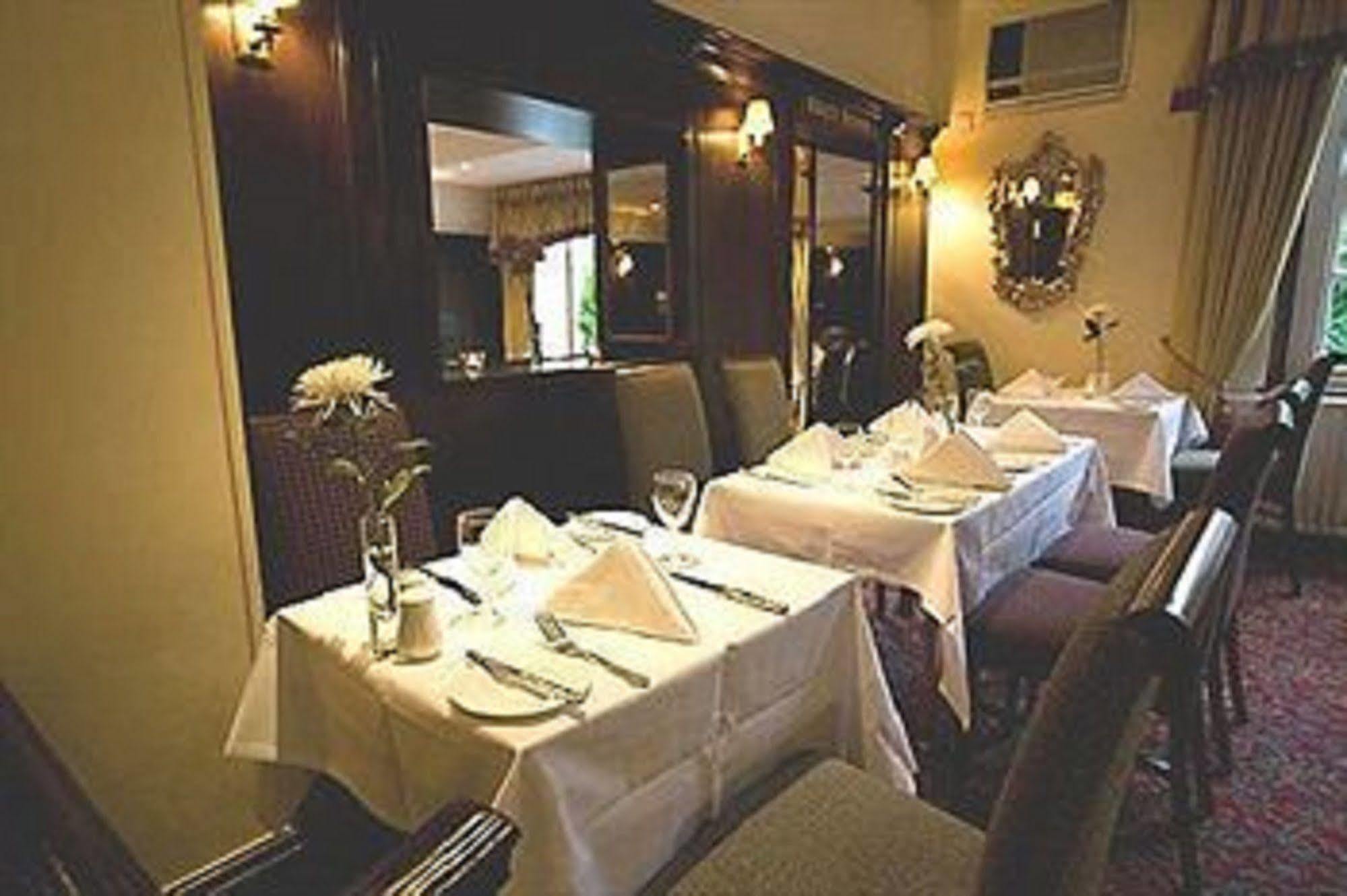 Warren Lodge Shepperton Restoran foto